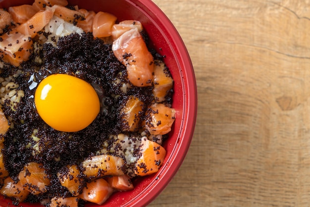 신선한 연어, 토비코, 계란을 곁들인 일본 쌀(연어 덮밥) - 일본 음식 스타일