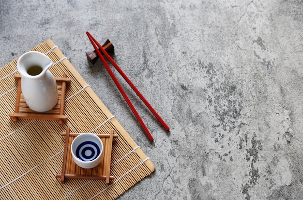 Photo japanese sake set oriental drink style and chopsticks on the table