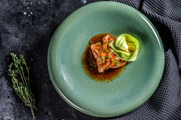 Filetto di salmone giapponese glassato in salsa teriyaki con avocado