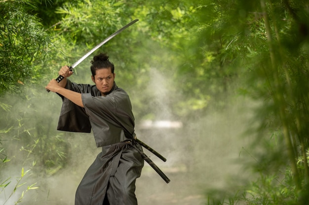 伝統的な制服を着た日本の武士の戦闘機