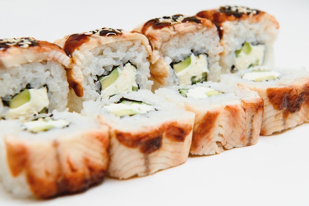 Sushi giapponese di frutti di mare, rotolo su sfondo bianco