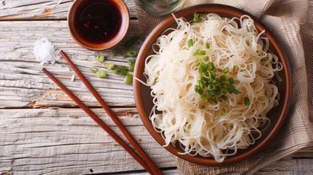 Foto tagliatelle giapponesi di shirataki con cipolle primaverili e salsa di soia su un piatto