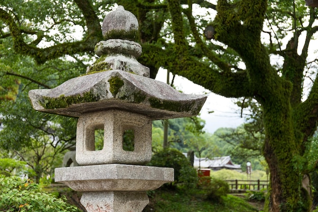Foto lanterna di pietra giapponese nel giardino