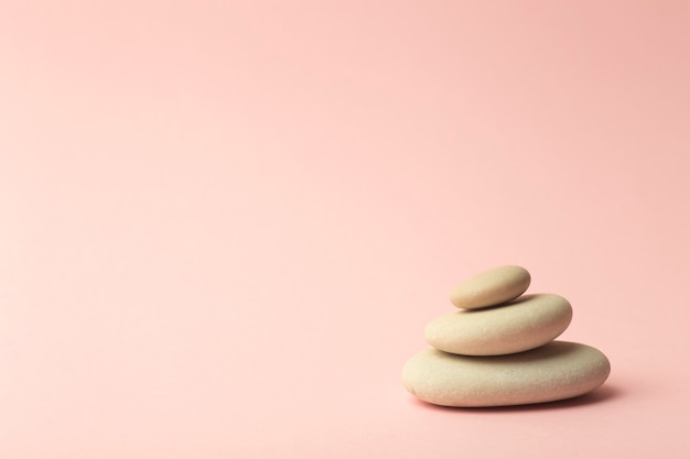 Foto pietre giapponesi (torri di pietra) per spa, meditazione e relax sul rosa