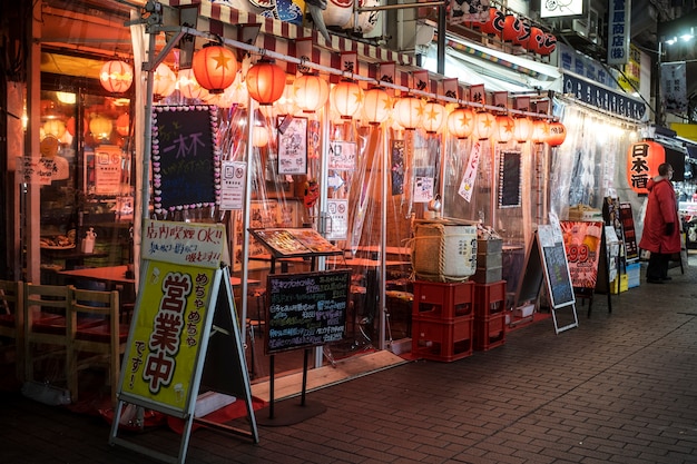 Foto vista laterale del ristorante di cibo di strada giapponese