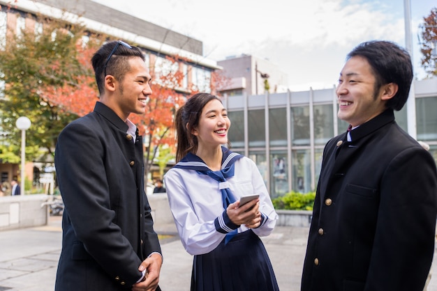 Японские студенты встречаются на открытом воздухе