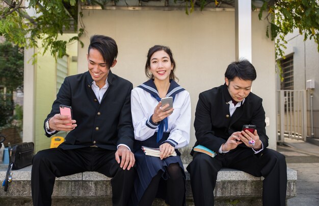 Studenti giapponesi che si incontrano all'aperto