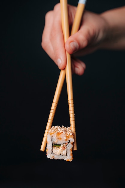 箸でとった日本の寿司。
