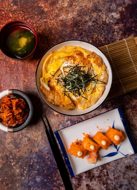 Photo japanese sushi rice set japanese sauce fried egg rice umami on the texture board