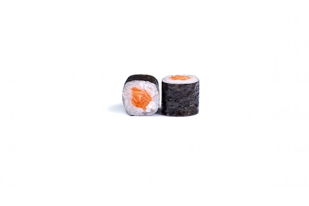 Foto rotoli di sushi giapponesi isolati su bianco