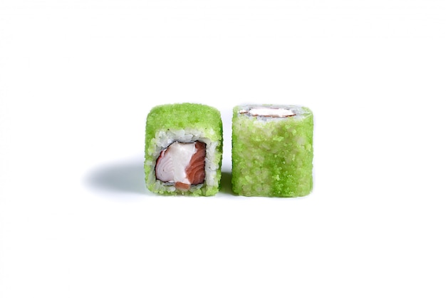 Foto rotoli di sushi giapponesi isolati su bianco