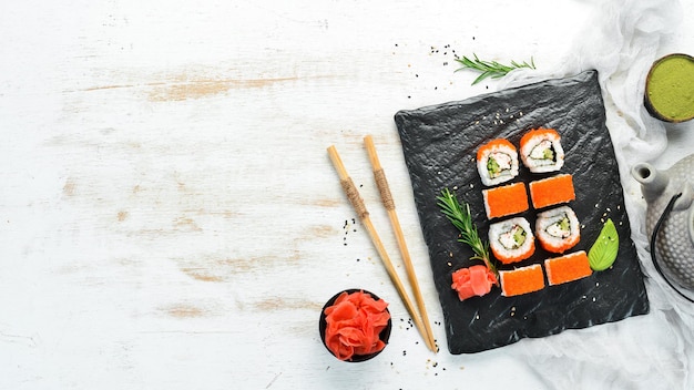 Involtini di sushi giapponesi con granchio menu di sushi per il ristorante vista dall'alto