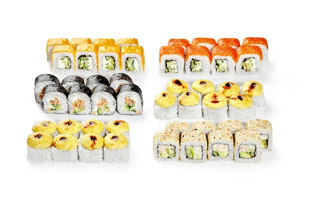 Японский суши-набор из запеченных роллов макизуси и урамаки на компанию