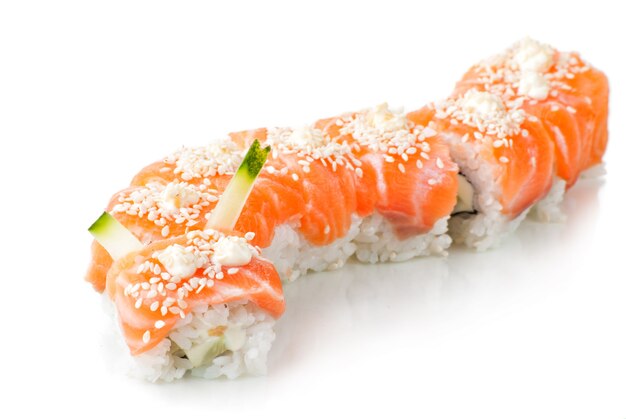 日本の寿司の伝統的な日本食。鮭で作られたロール