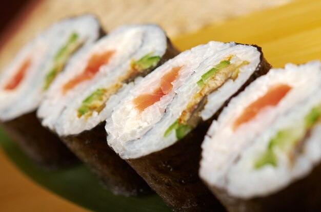 Photo japanese sushi  traditional japanese food.roll made of smoked fish