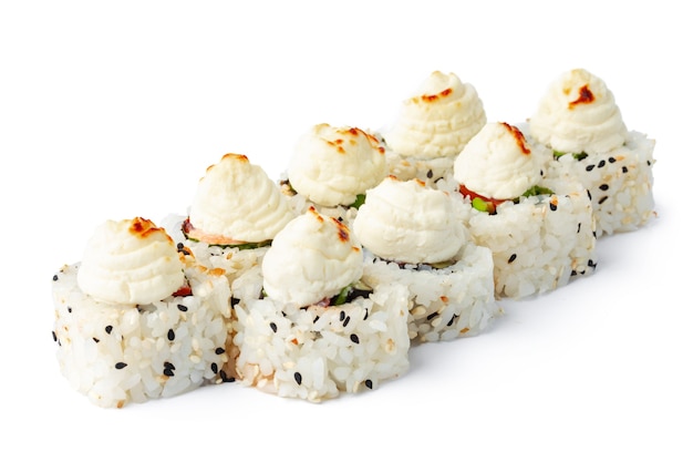 Фото Японские суши с кунжутом и кремовой глазурью, изолированные на белом