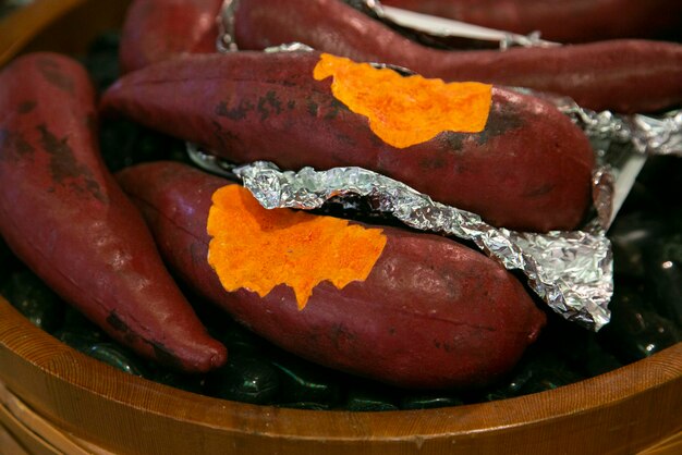 Foto japanese sweet potatoes yaki imo in una bancarella di cibo di strada a kyoto