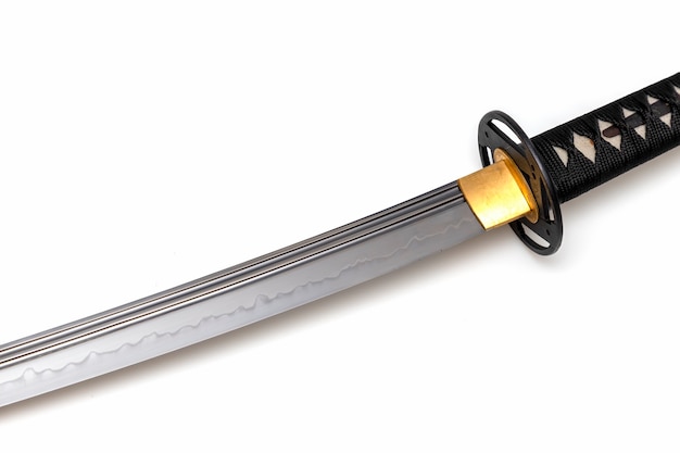 Лезвие японского меча сделано в Китае на белом фоне Мягкий фокус
