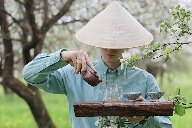 Фото Японская чайная церемония в весеннем саду, аромат цветущей сакуры в азии