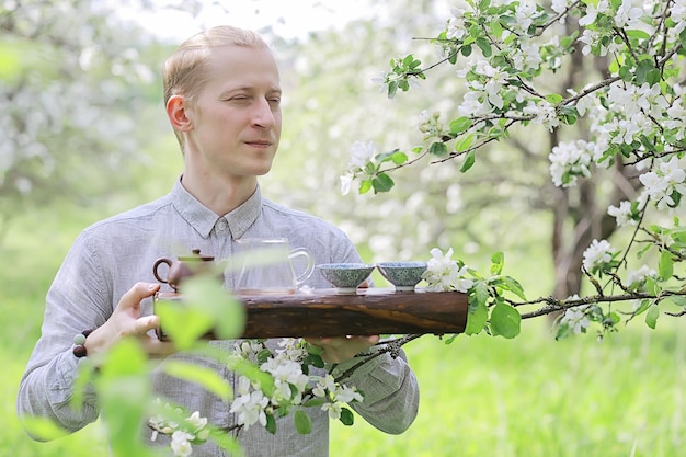 春の庭での日本の茶道、アジアの桜の香り