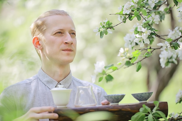 春の庭での日本の茶道、アジアの桜の香り