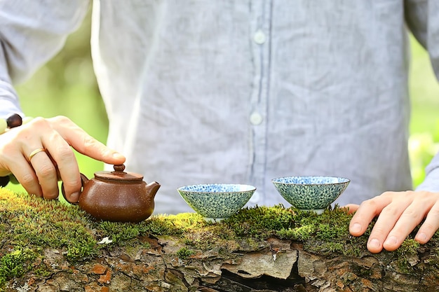 春の庭での日本の茶道、アジアの桜の香り