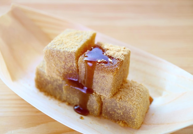 Photo japanese traditional confection called warabimochi dripped with kuromitsu syrup