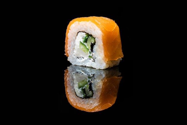 Японская традиционная кухня asianfood Philadelphia roll с изолированным на белом фоне