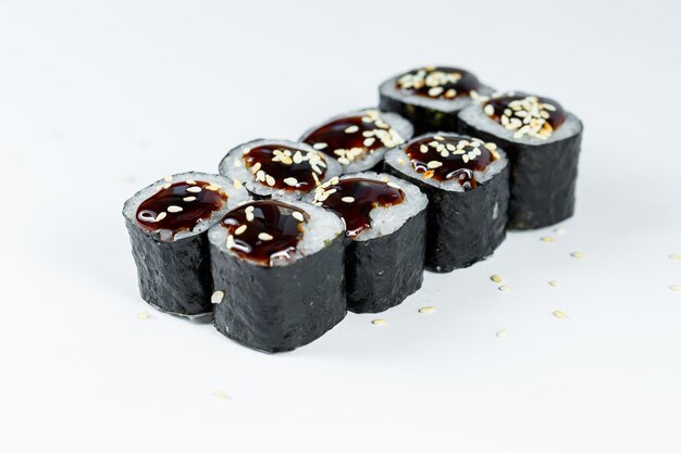 Cibo tradizionale giapponese. involtini di sushi con tonno fresco avocado e crema di formaggio e salsa di soia