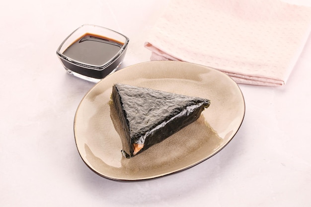 Японский традиционный онигири с рыбой и соевым соусом