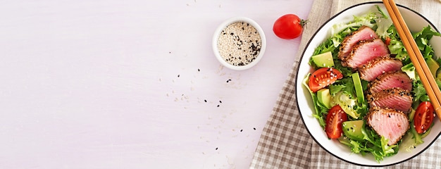 ミディアムレアのあひまぐろとごまを新鮮な野菜と一緒に丼にした日本の伝統的なサラダ。