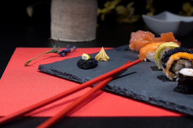 Photo japanese traditional sushi detail set in studio