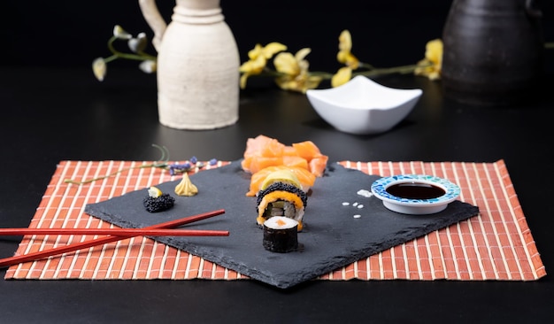 Foto dettaglio di sushi tradizionale giapponese impostato in studio