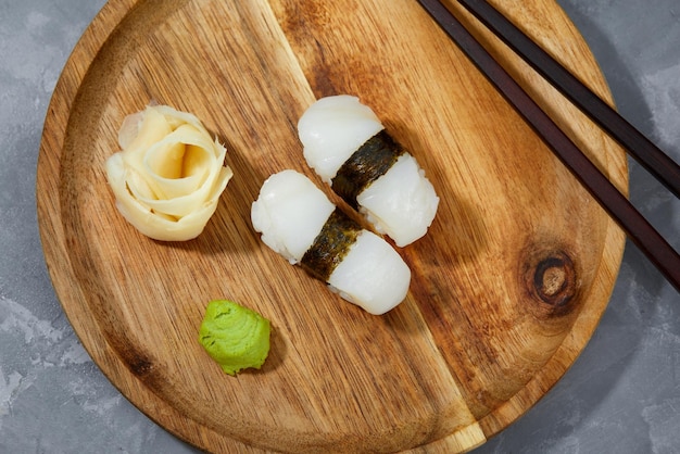 日本の伝統的な寿司木製の板の上にあるイカ本物の日本料理