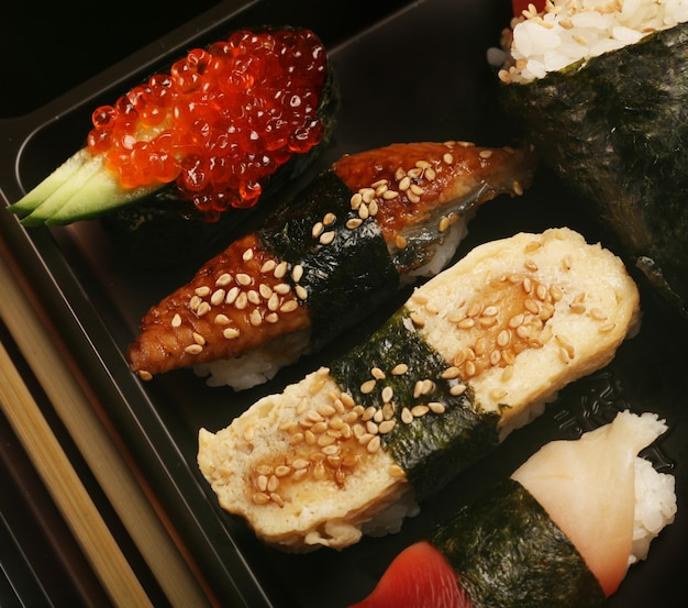 写真 日本の伝統的な寿司