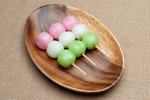 木製の大皿にだんご餅と呼ばれる日本の伝統的なお菓子