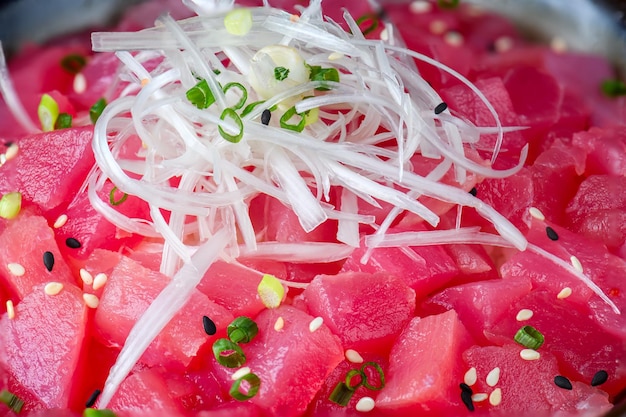 Foto tonno giapponese tagliato con una ciotola di riso