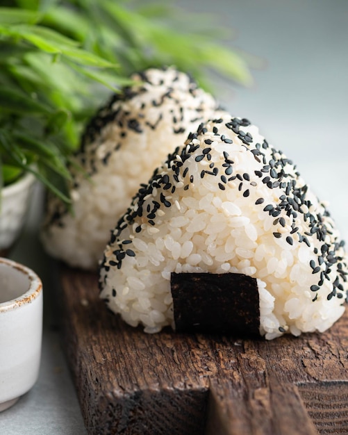 Foto mayo giapponese al tonno onigiri cibo tradizionale giapponese obiettivo selettivo