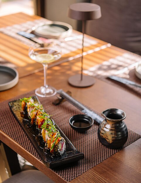 Foto unagi giapponese grigliato sushi maki roll cutting