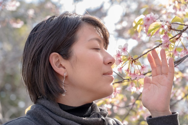 桜を見つめる日本人女性