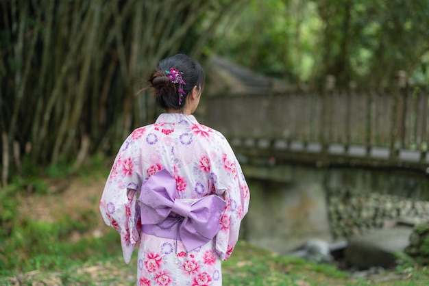 日本人女性が屋外公園でユカタを着ている