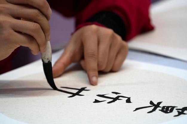 Photo japanese woman writing name 