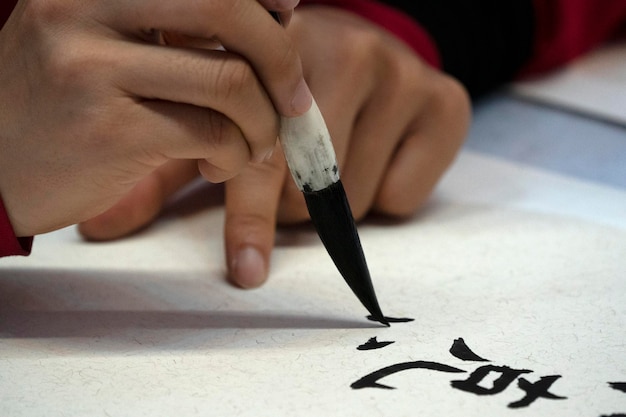 写真 筆で表意文字で「エリザベート」の名前を書く日本人女性