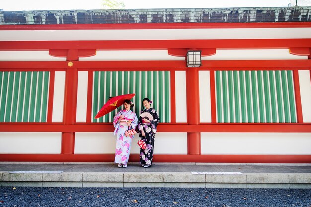 도쿄에서 기모노를 걷는 일본 여성
