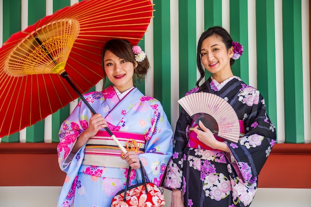 Donne giapponesi con kimono a piedi a tokyo