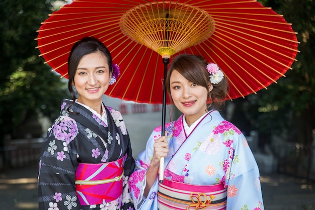 東京を歩く着物姿の日本人女性