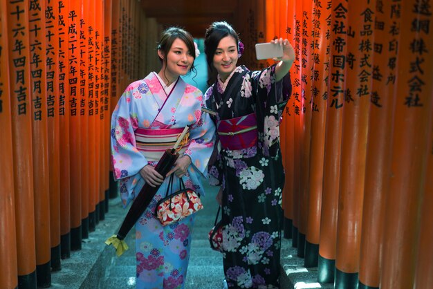 Donne giapponesi con kimono a piedi a tokyo