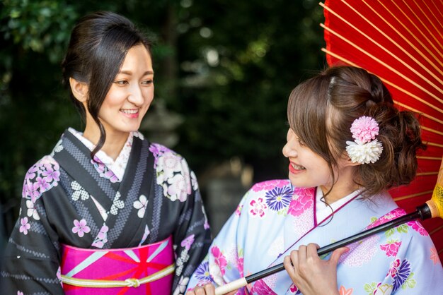 Foto donne giapponesi con kimono a piedi a tokyo