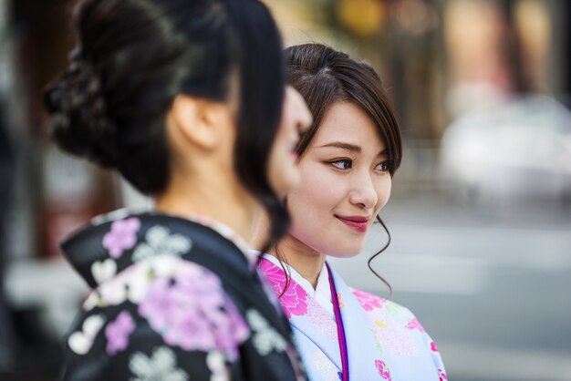 Donne giapponesi con kimono che camminano a tokyo