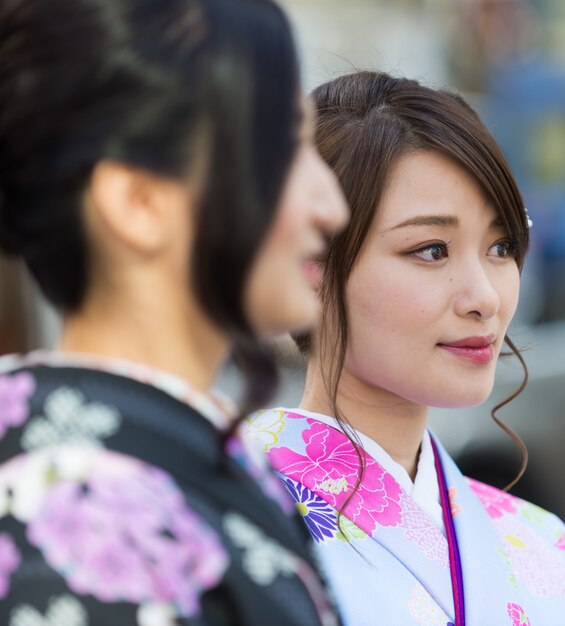 도쿄에서 기모노를 걷는 일본 여성